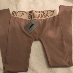 Gym shark fit legging in taupe/sand